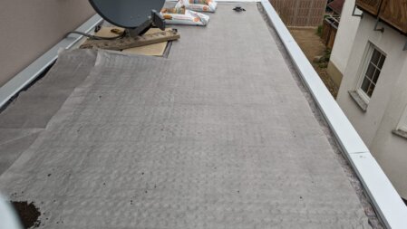 Selbstbau‑Dachbegrünung mit modularen Komponenten, geringem Gewicht und klarer Anleitung für private Projekte.