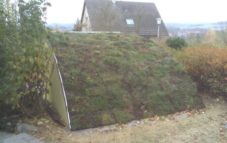 Sedumdach-System mit vorkultivierten Sedum-Matten: leicht, schnell verlegt und perfekt für extensive Dachbegrünungen mit minimalem Pflegeaufwand.